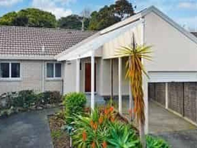 Spacious Two Bedroom House on Central Park Drive !