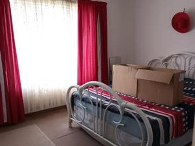 spacious upstairs 2 bedroom unit bre.