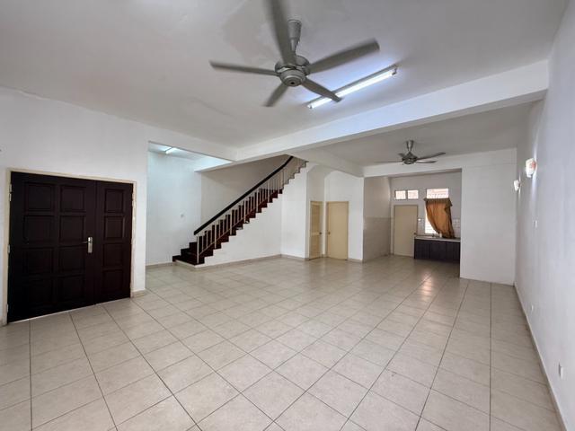 Spacious Well Kept Canal Gardens Unit Available for Rent