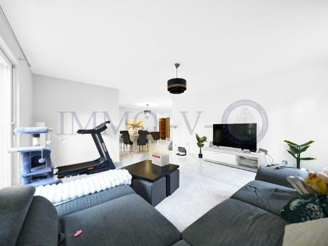 SPACIOUS WITH LARGE TERRACE AND CONVENIENT LOCATION