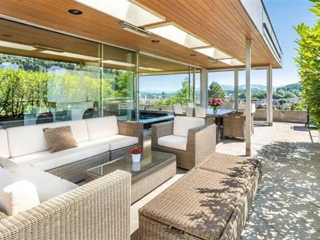 Spacious and bright penthouse apartment with 7 rooms!