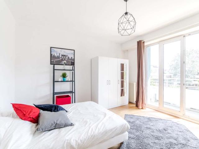Spacious and bright room 15m² ST52