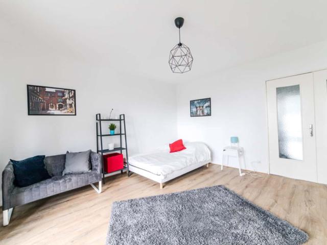 Spacious and bright room 18m² ST50
