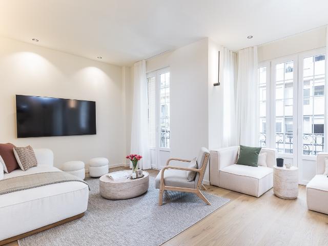Spacious and bright three bedroom apartment in Recoletos