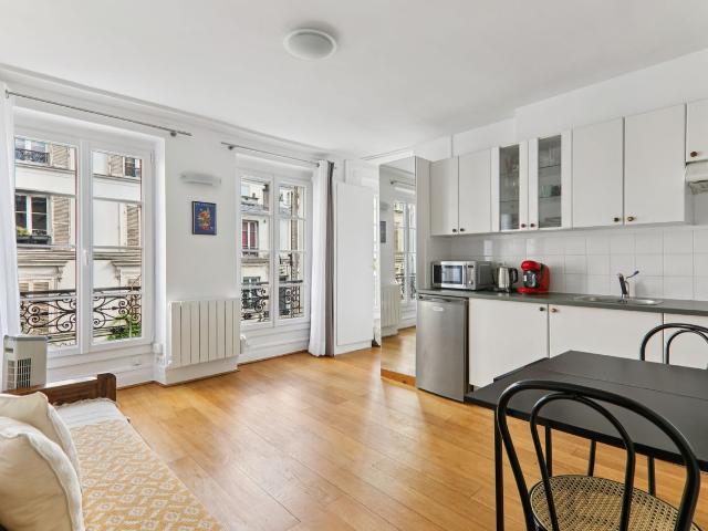 Spacious and Bright 1 Bedroom Apartment in a Quiet Courtyard, Paris Amsterdam Apartments for Rent