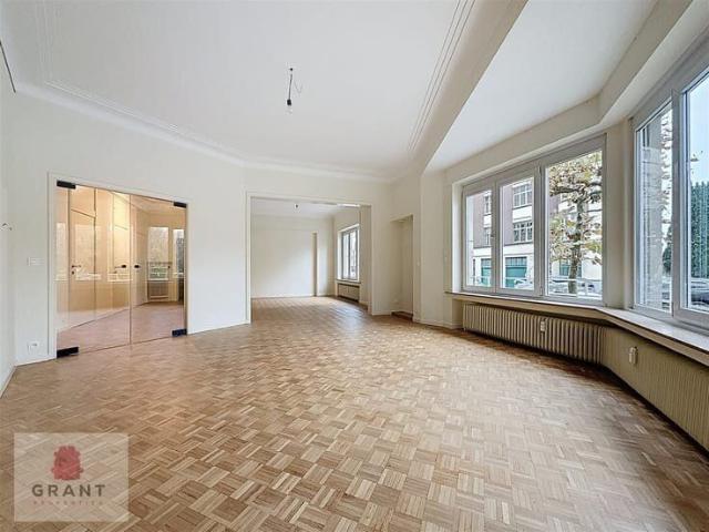 Spacious and bright 4 bed renovated apartment COLOC OK