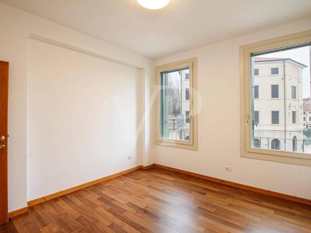 Spacious and elegant three room apartment city center