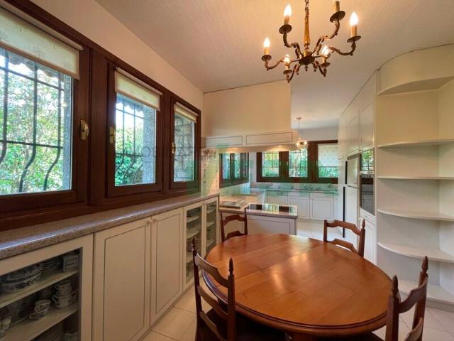 Spacious and elegant villa surrounded by a large and sunny garden | dreamo. Ch