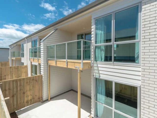 Spacious And Sunny Executive Two Bedroom Apartment