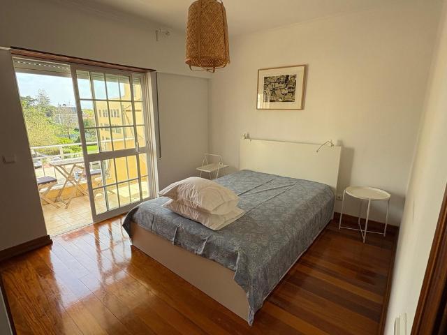 Spacious apartment in sunny Carcavelos