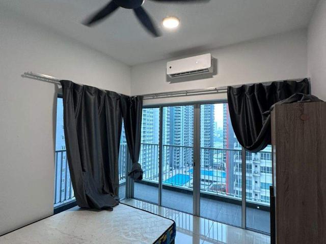 Spacious Balcony Room | 5 Mins Walk to LRT Salak Selatan