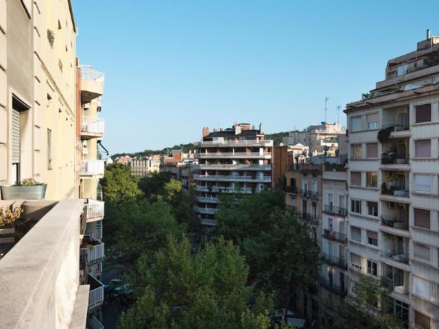 Spacious bedroom in elegant apartment in Eixample