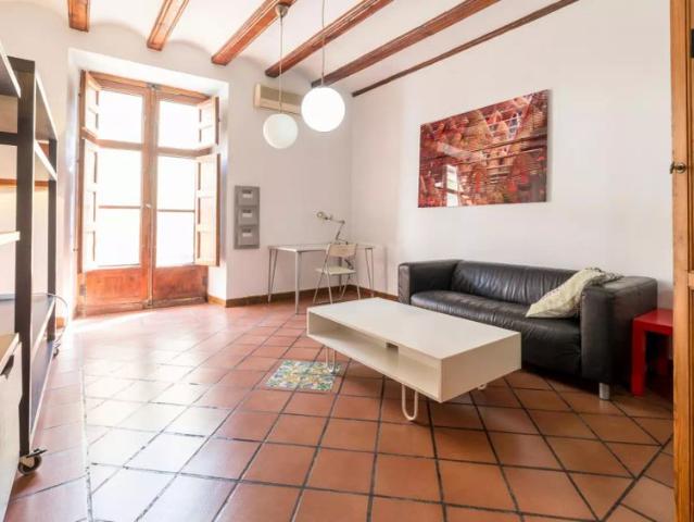 Spacious bedroom to rent in 3 bedroom apartment