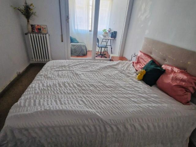 Spacious bedroom with balcony in spacious apartment close to Hospital Clínic metro station