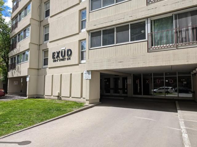 Spacious & Bright Executive Downtown Apartment w/ Parking & Storage Locker
