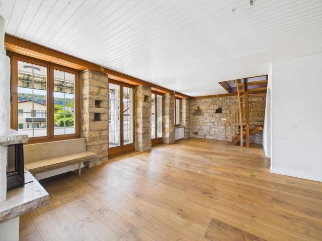 SPACIOUS, BRIGHT WITH NEW KITCHEN
