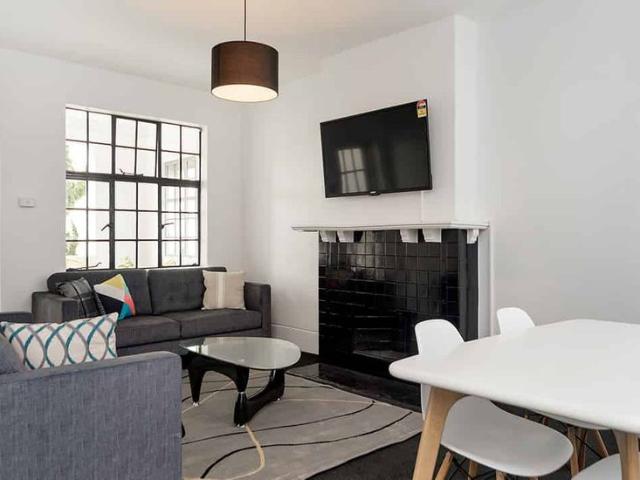 Spacious Character Apartment in the Heart of St Kevins