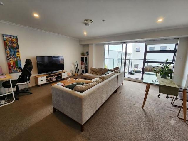 Spacious city fringe apartment with car park & storage!