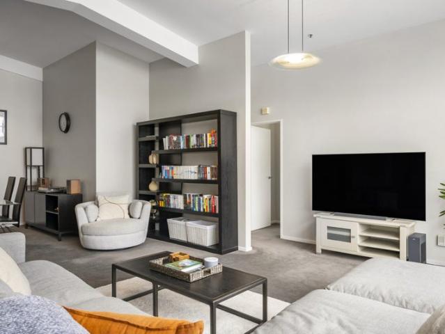 SPACIOUS CITY FRINGE LIVING