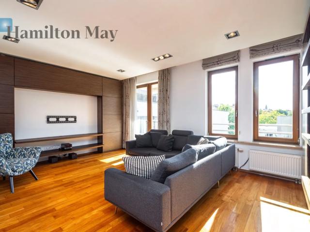 Spacious, comfortable three bedroom apartment in an apartment building with an underground garage in the city center