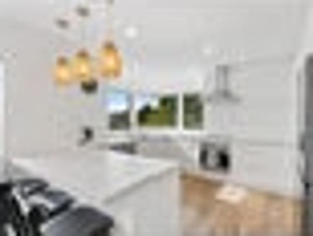 SPACIOUS CONTEMPORARY FAMILY LIVING