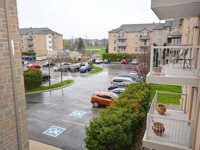 Spacious Condo Apartment In Oakville Under 800k