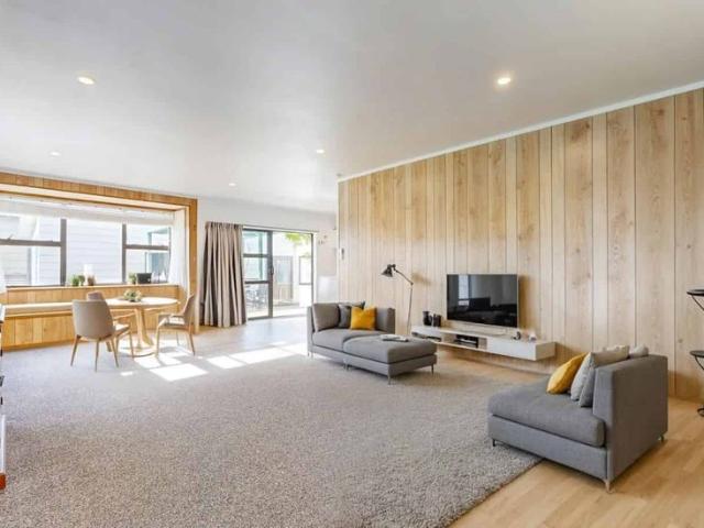 Spacious Coastal Living Close to the Beach