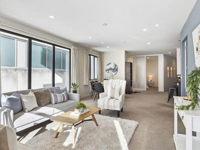 Spacious corner apartment with car park