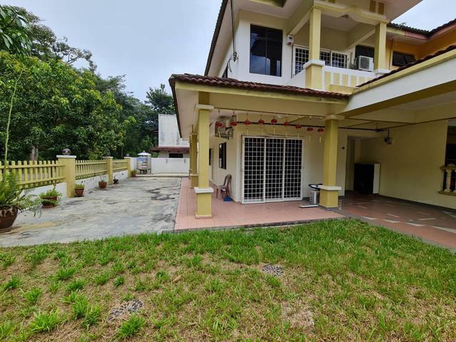 Spacious Corner Lot Double Storey House for Rent
