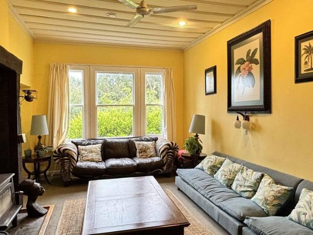 Spacious Cottage Style Retreat Your Own Slice of Paradise
