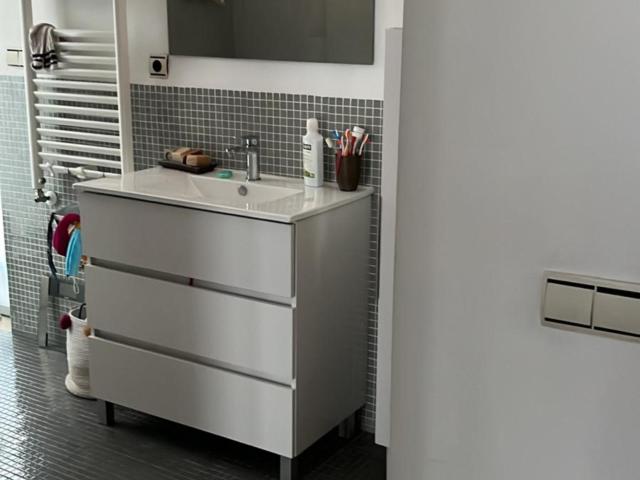Spacious double bedroom close to Alicante