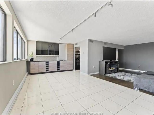 Spacious downtown condo with spectacular river views