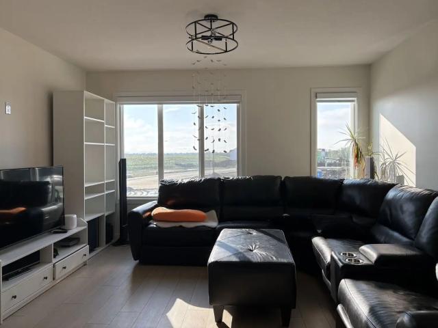 Spacious duplex with 3 bedrooms 3 washrooms for rent in southwest Edmonton