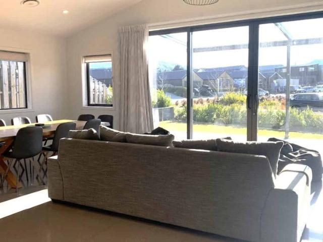 Spacious Elevated Northlake Rental Home