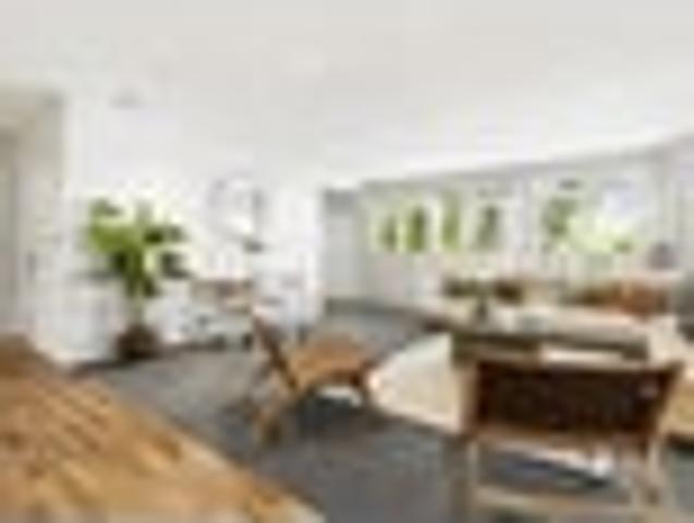 Spacious entry to Grey Lynn