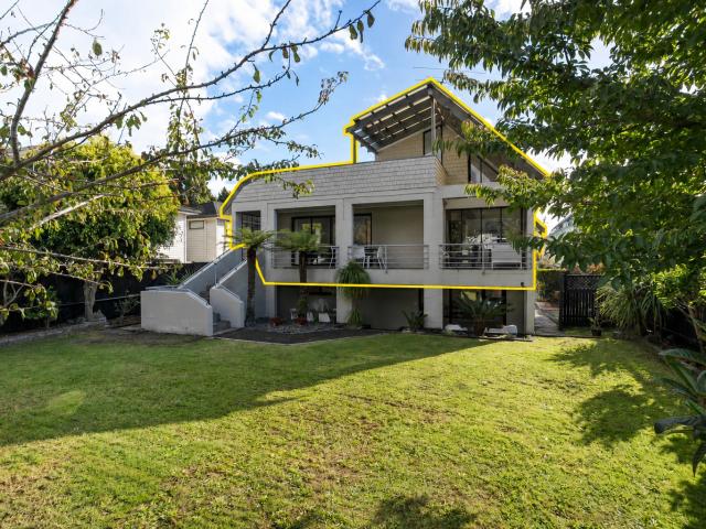 Spacious Epsom Living | Double Grammar Zone