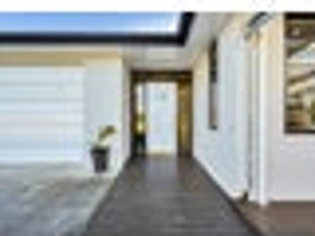 Spacious, Executive Living with Golf Course Views