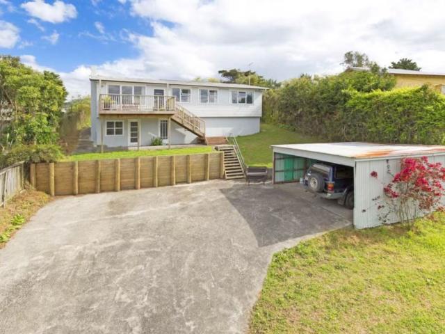 Spacious Family Home with Huge Garden in Silverdale