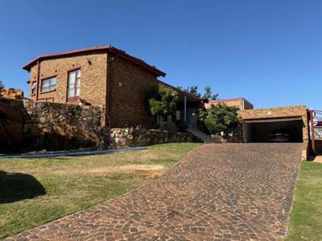 spacious family home with jacuzzi ro.