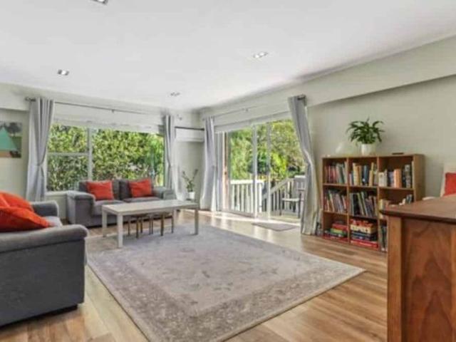 Spacious Family Home with Pool in Hillpark