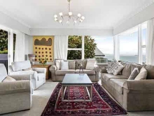Spacious Family Home with Pool in Mellons Bay
