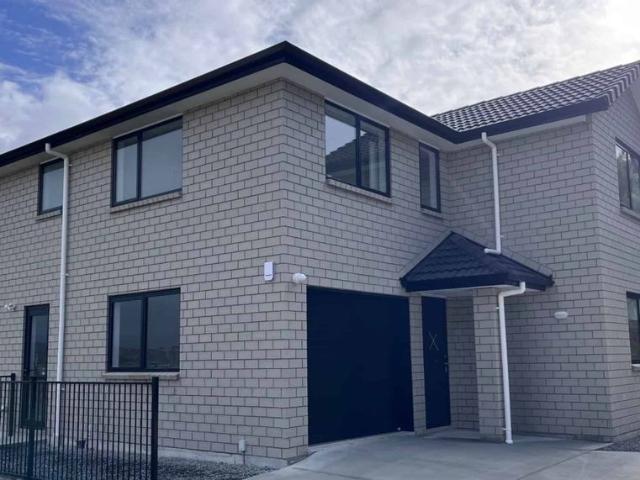 Spacious Family Home with Stunning Waitākere Views