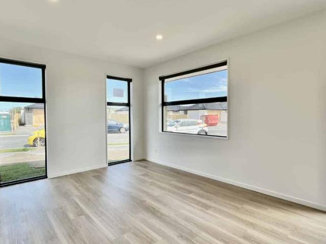 Spacious Family Home in a Quiet, Established Belfast Neighborhood