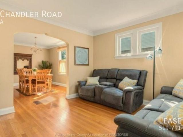 Spacious Family Home in Central Windsor 5 Bedrooms, 2 Baths, Detached Garage!