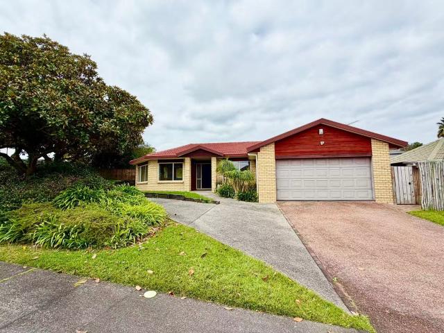 Spacious Family Home in Peaceful Cul de Sac Prime Botany Location!