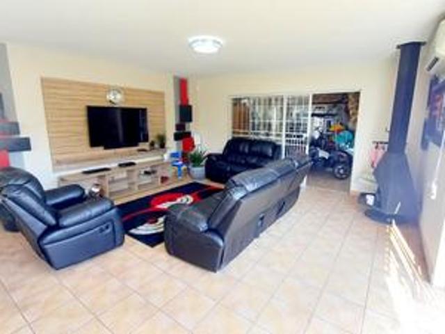 spacious family home in secure vaal.