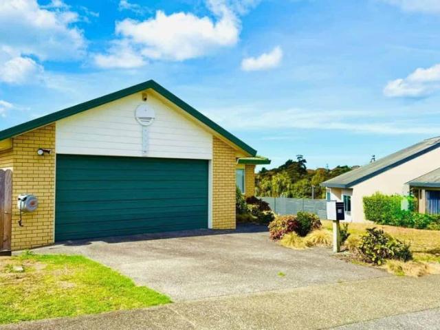 Spacious family home in Stanmore Bay