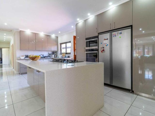 Spacious Family Oasis with Flatlet, Pool & Ample Parking