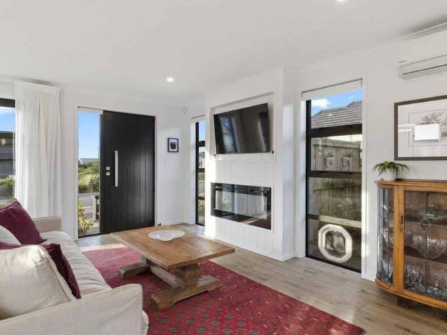 Spacious Family Living with Solar Heated Pool in Sought After Paerata