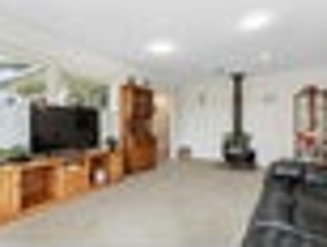 Spacious Family Living with Room for the Toys!